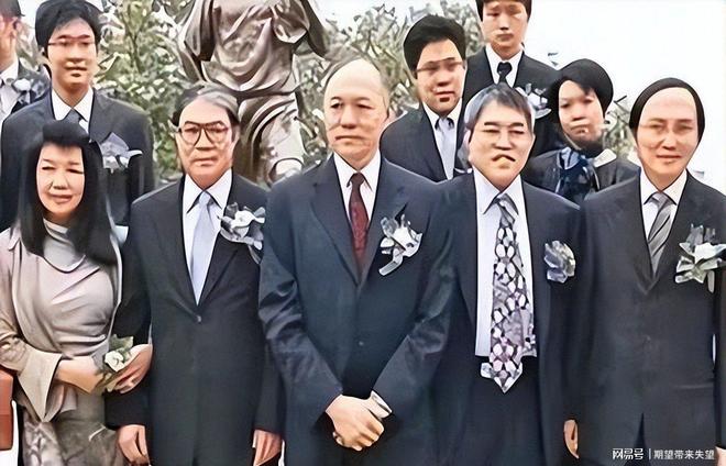 2026年香港富豪榜 李嘉诚身家增长 霍家财富统计方式_2026 香港本土银行排名